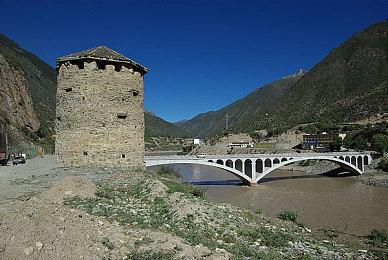 卡通风黑色幽默策略建造游戏《绝对火箭防卫主义》上架Steam平台